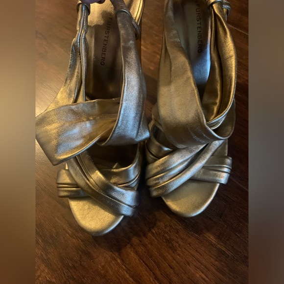 Diane Von Furstenberg gold heels - Picture 3 of 5